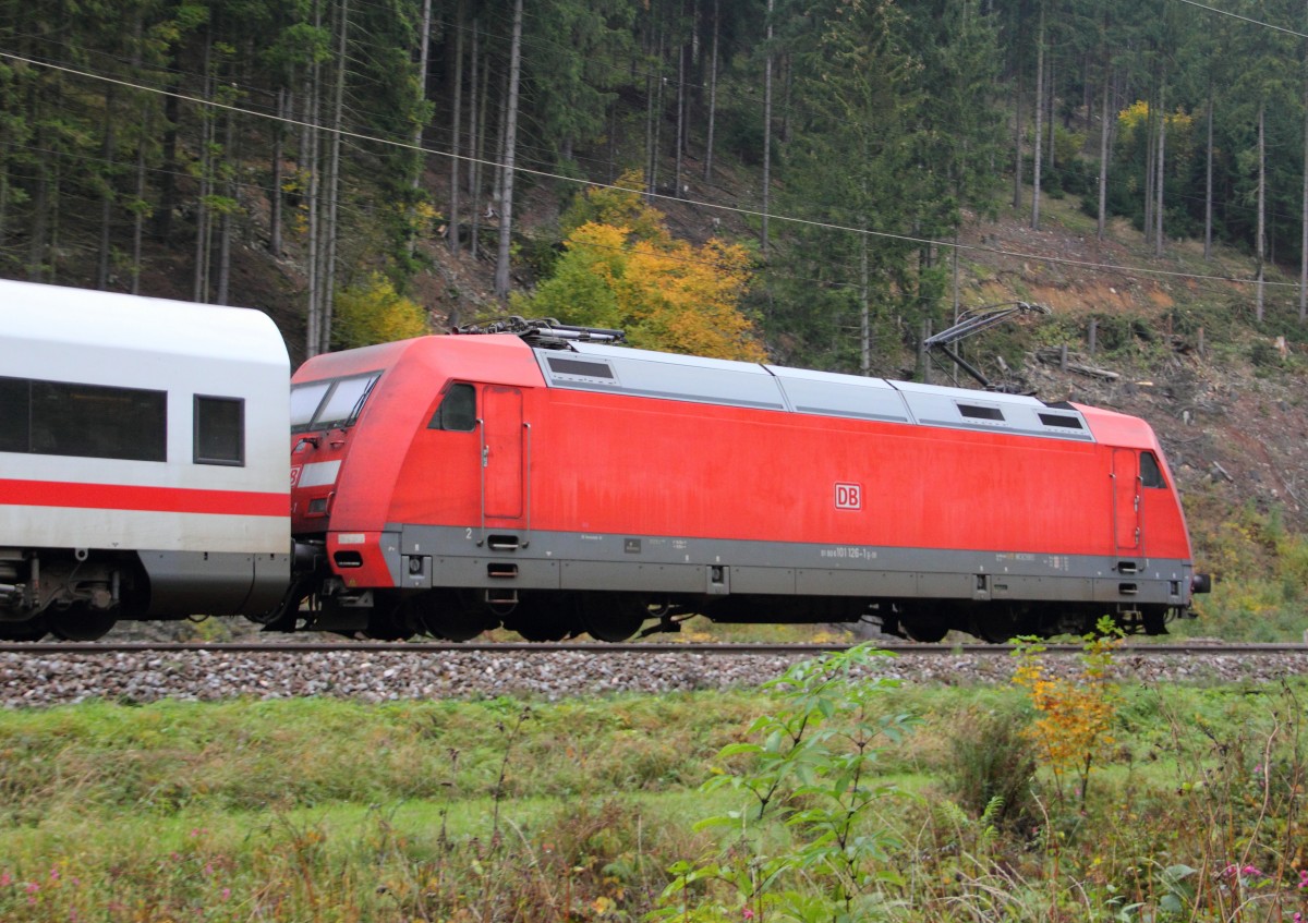 101 126-1 DB erklimmt die Frankenwaldrampe bei Frtschendorf am 09.10.2015.