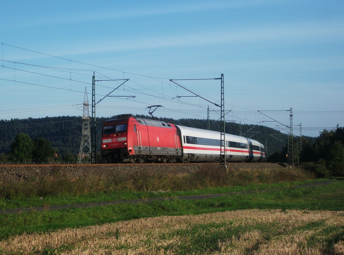101 126 zieht am 29.September 2013 den Metropolitan, als ICE 1004 nach Berlin, bei Halach(b. Kronach) Richtung Saalfeld.