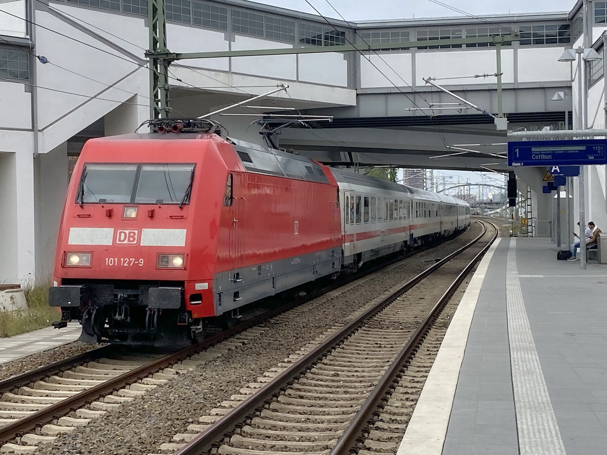 101 127-9 mit einem IC bei der Durchfahrt durch den Bahnhof Berlin Ostkreuz am 09. September 2020. 