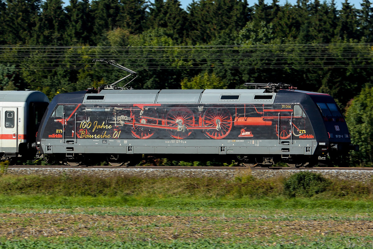 101 127 am 18.09.2025 bei Zorneding. Dachte es is die letzte Chance die Lok zu fotografieren und habe meine Gattin zum knipsen geschickt weil ich nicht konnte. Das Ergebnis kann sich doch sehen lassen.