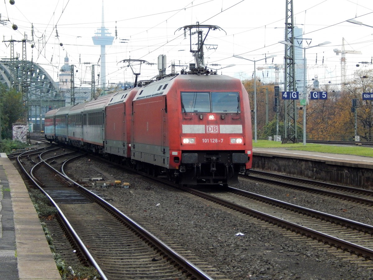 101 128-7 und 101 054-5 zogen den EN490/420  Wien Westbf - Köln HBF durch Köln Deutz ins Deutzer Feld.

02.11.2014