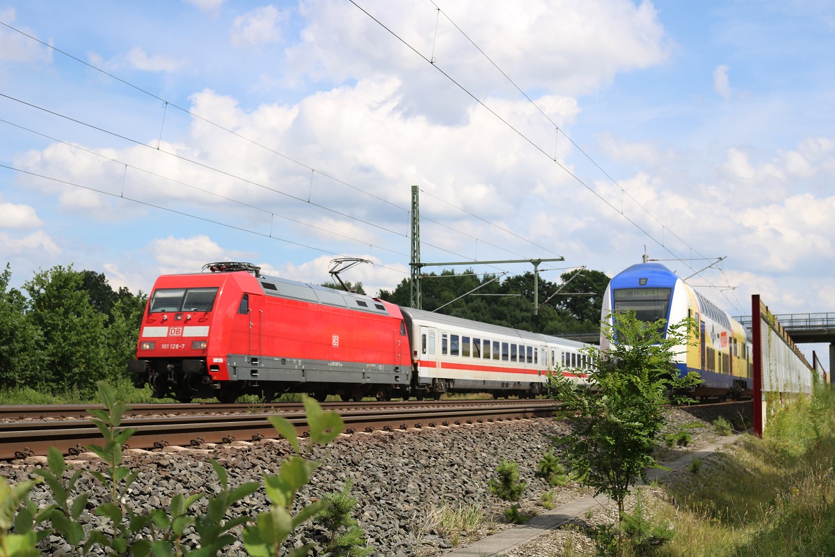 101 128-7 als IC 2374 (Linie 26.1) von Karlsruhe Hbf nach Westerland(Sylt) in Radbruch auf der Bahnstrecke Hannover–Hamburg (KBS 110). [6.7.2017 - 15:14 Uhr]