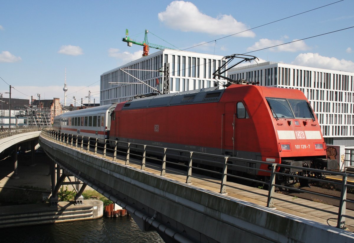 101 128-7 drückt den IC2010 von Tübingen Hbf. nach Berlin Ostbahnhof am Nachmittag des 13.5.2016 aus dem Berliner Hauptbahnhof.