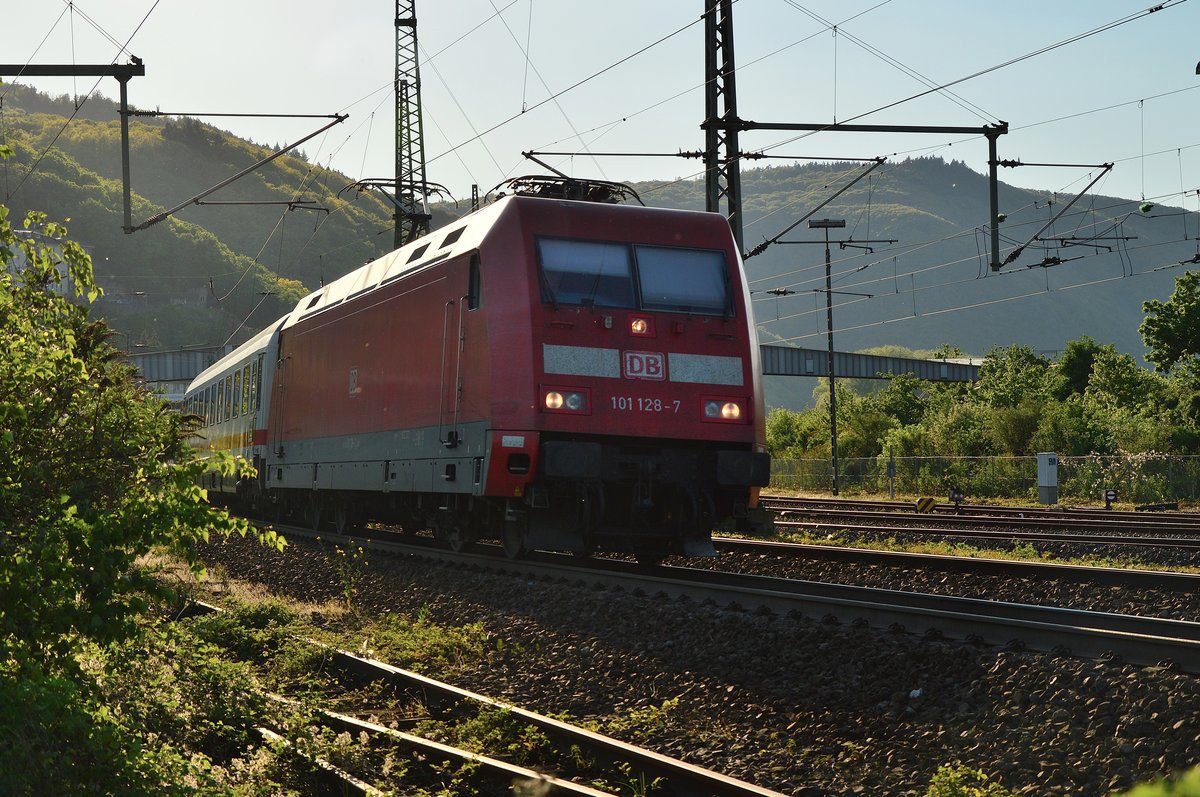 101 128-7 mit einem IC verlässt gerade Bingen-Bingerbrück in Richtung Mainz. 8.5.201