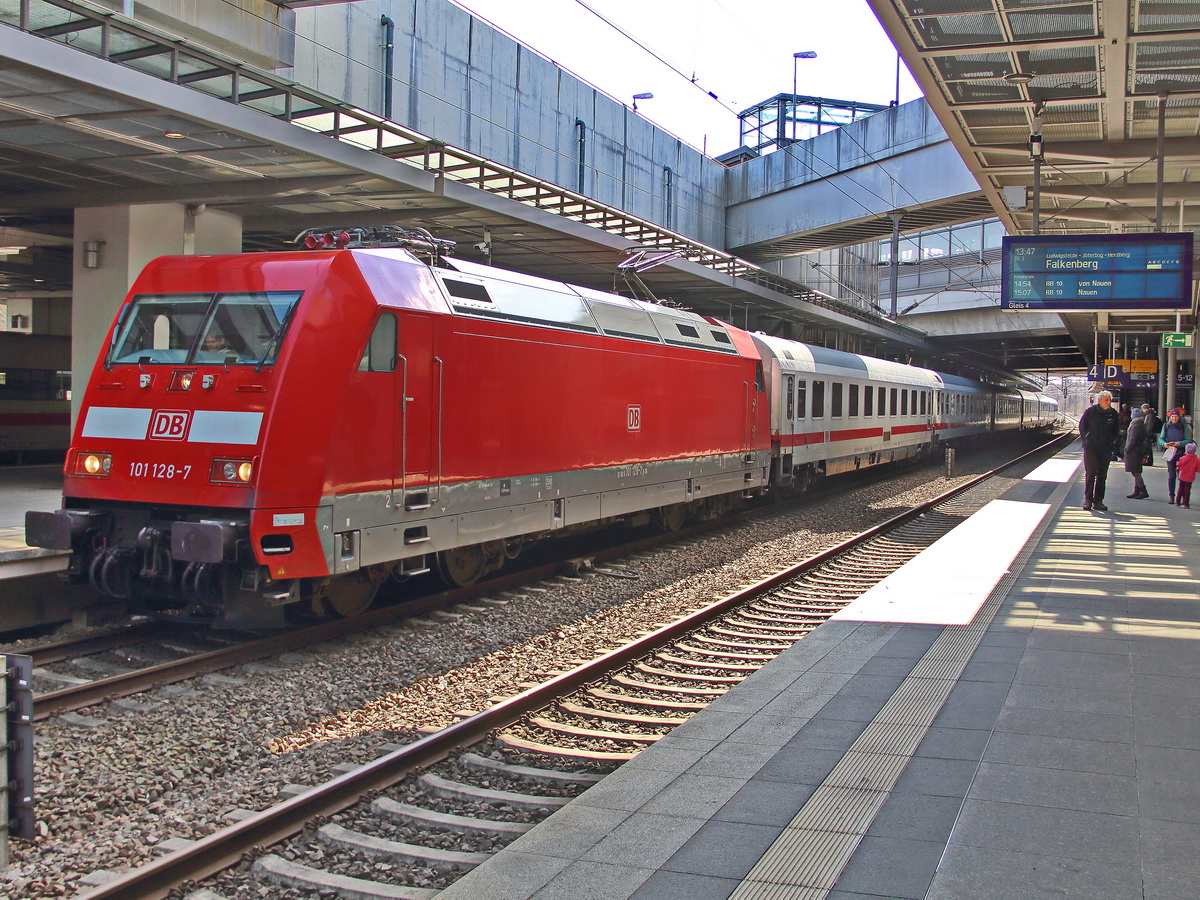 101 128-7 vor dem IC 1917 nach Karlsruhe am 02. April 2018 in Berlin Südkreuz auf Gleis 5.