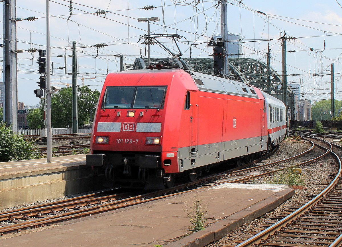 101 128-7 zog am 05.06.19 einen IC in den Kölner Hauptbahnhof. Schublok war 101 073-5.