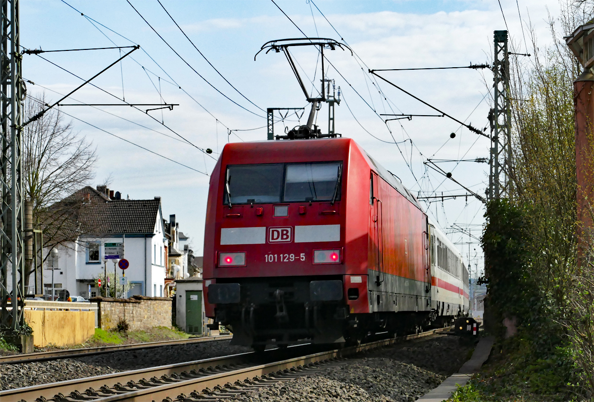101 129-5 schiebt IC durch Remagen - 16.03.2020