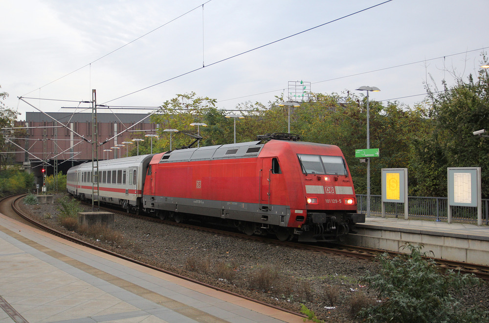 101 129 am 2. November 2014 in Köln-Deutz (Tief).
Es handelt sich hierbei um einen Umleiter.