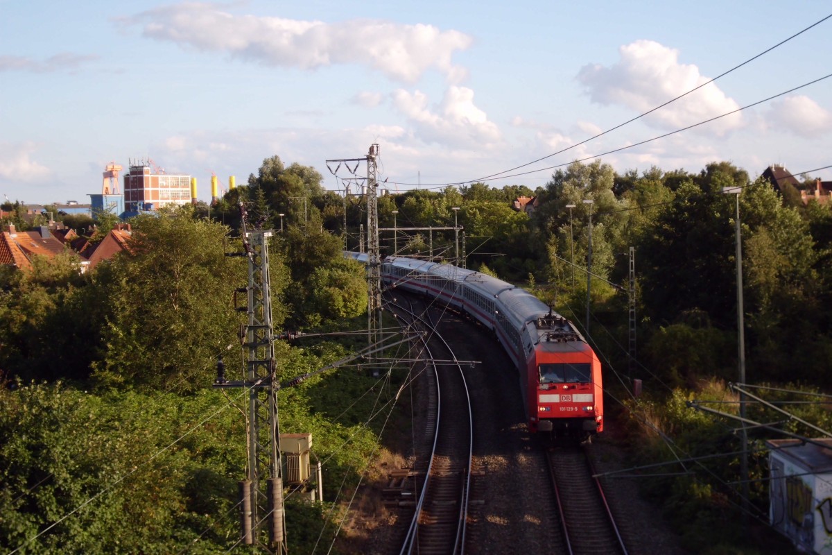 101 129 bei der Einfahrt in den Bahnhof Emden. 13.08.2013