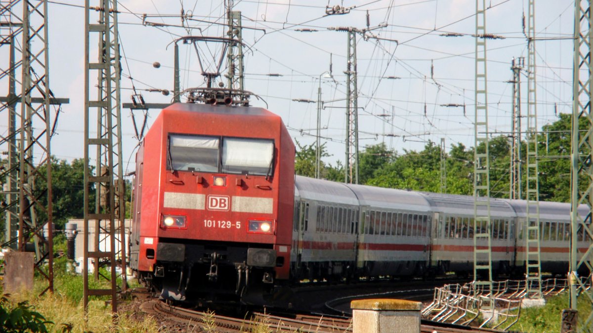 101 129 mit dem EC 2511 (zusätzlicher Zug; Frankfurt - Stuttgart) in der Bibliser Kurve. Aufgenommen am 26. Mai 2018.