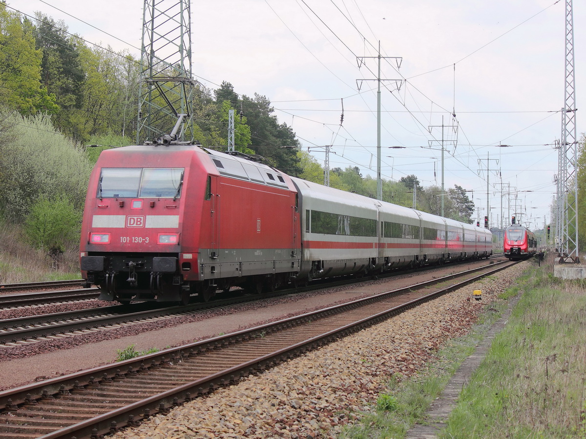 101 130-3 schiebt am 21. April  2014 eine ehemalige Metropolitan Garnitur der  DB als IC  nach Berlin hier auf der KBS 203 (Stralsund - Berlin - Elsterwerda) bei Diedersdorf.