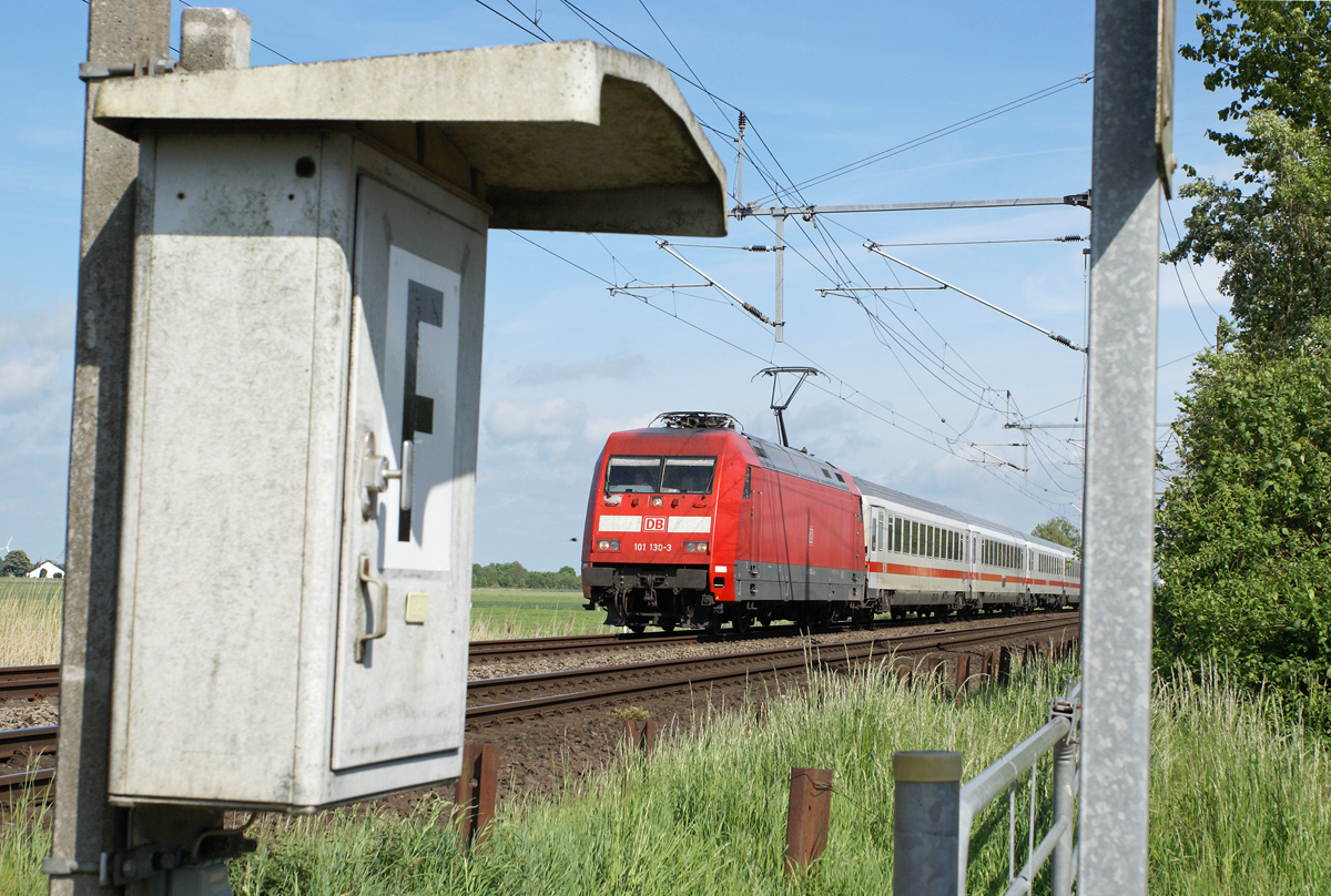 101 130-3 zieht am 25.05.2017 in Glückstadt einen IC Richtung Westerland.