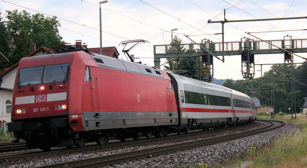 101 131-1 ist am Morgen des 19.06.2014 mit einer MET Garnitur als ICE 8512 von Berlin-Gesundbrunnen nach München Hbf unterwegs und passiert hier gerade Bad Kösen.