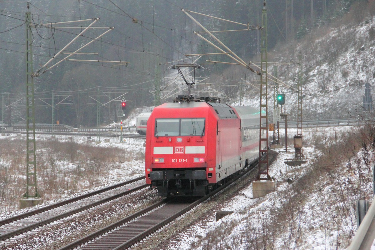 101 131-1 DB auf der Frankenwaldrampe bei Steinbach am 23.01.2015.