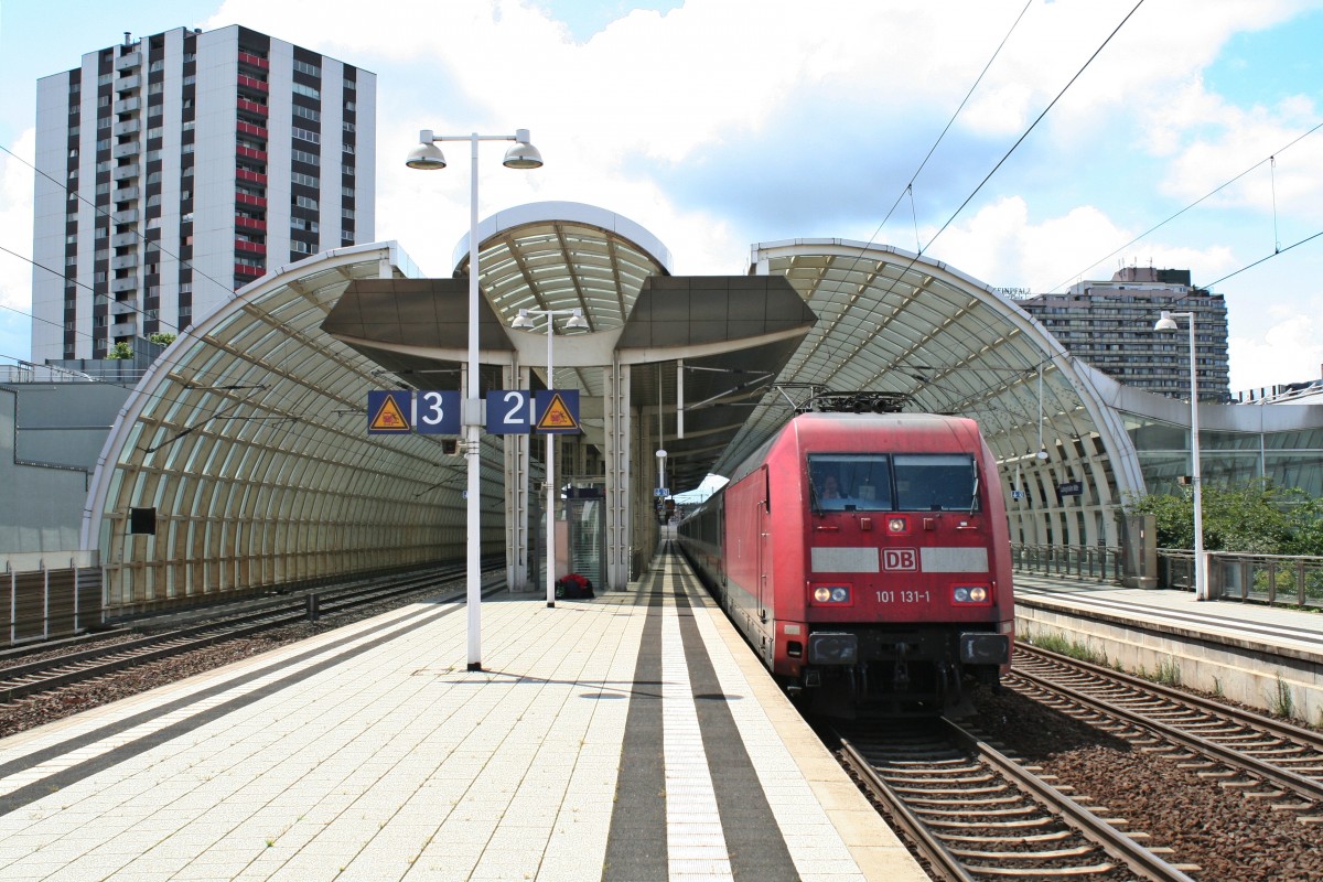 101 131-1 mit dem IC 2005 von Emden Hbf nach Konstanz am Nachmittag des 24.05.14 im Bahnhof Ludiwgshafen (Rhein) Mitte.
Gre an den Lokfhrer!