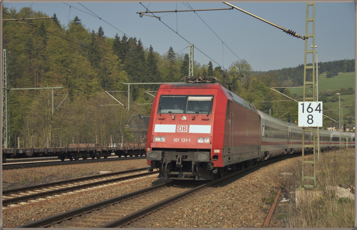 101 131-1 mit einen IC am Haken Richtung Nürnberg am 24.04.14 in Probstzelle.