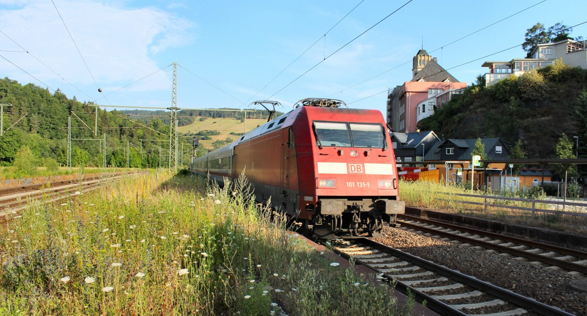 101 131-1 mit einer Metropolitan Garnitur war am Morgen des 23.07.13 als ICE 1003 nach München Hbf auf der Frankenwaldbahn unterwegs und passiert hier gerade Probstzella.