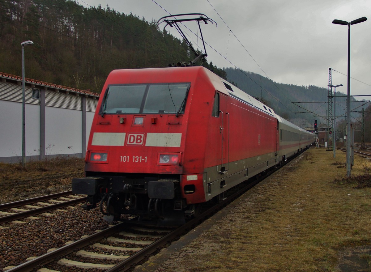101 131-1 schiebt einen IC in Richtung Nürnberg zu sehen im Bhf. von Probstzella am 11.03.15.