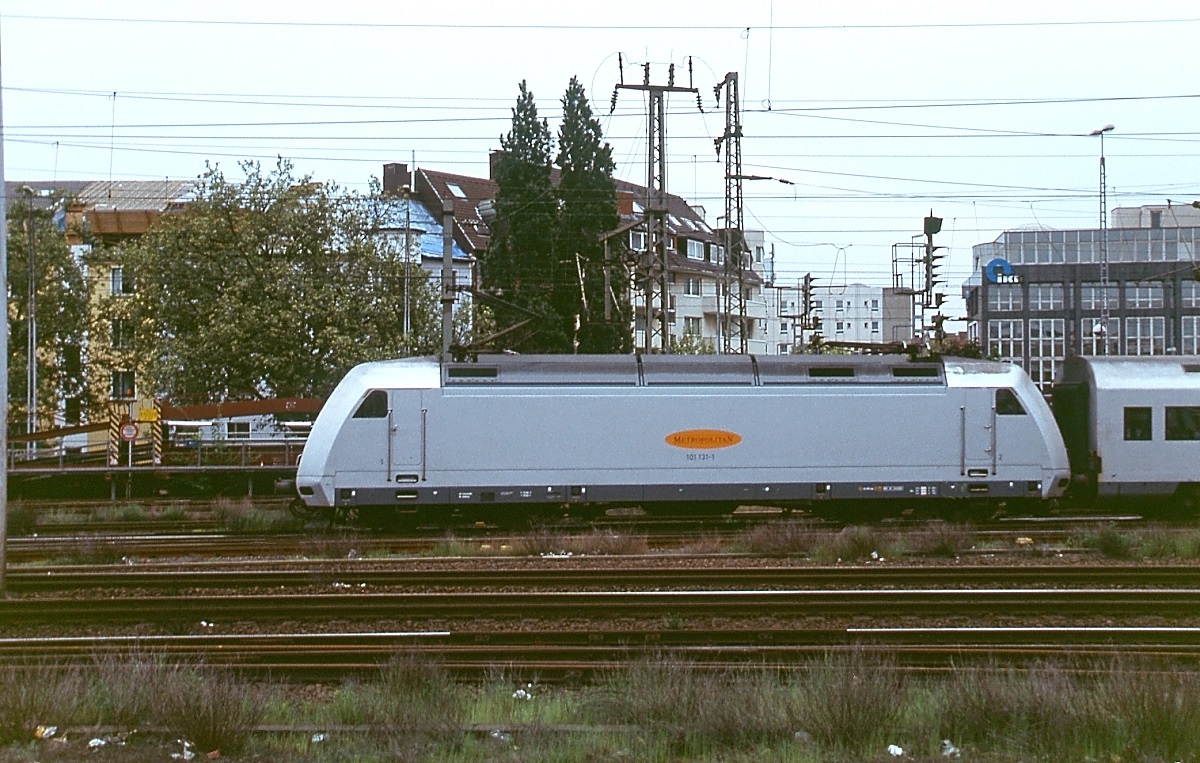 101 131-1 schiebt um 2001 einen Metropolitan nach Köln in den Düsseldorfer Hauptbahnhof