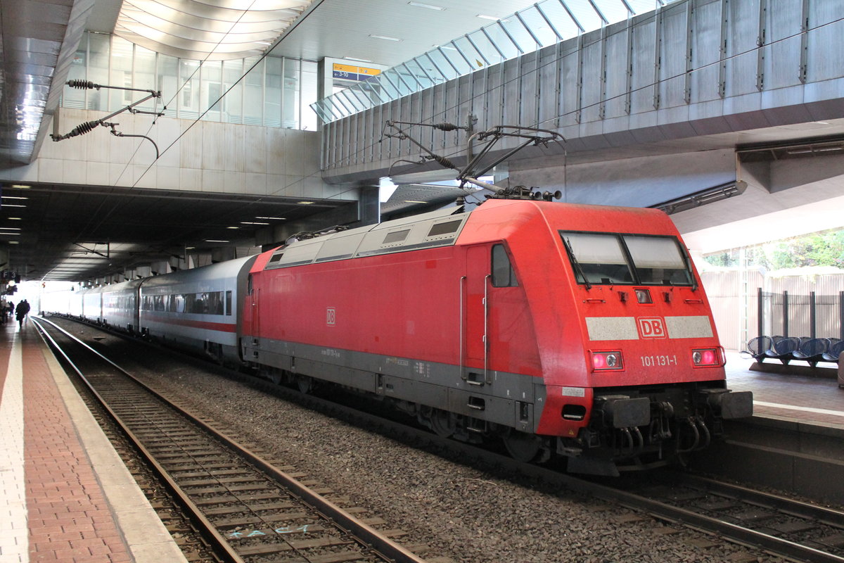 101 131 steht am 29.09.2018 mit einer Ex-Metropolitan Garnitur in Kassel-Wilhelmshöhe.