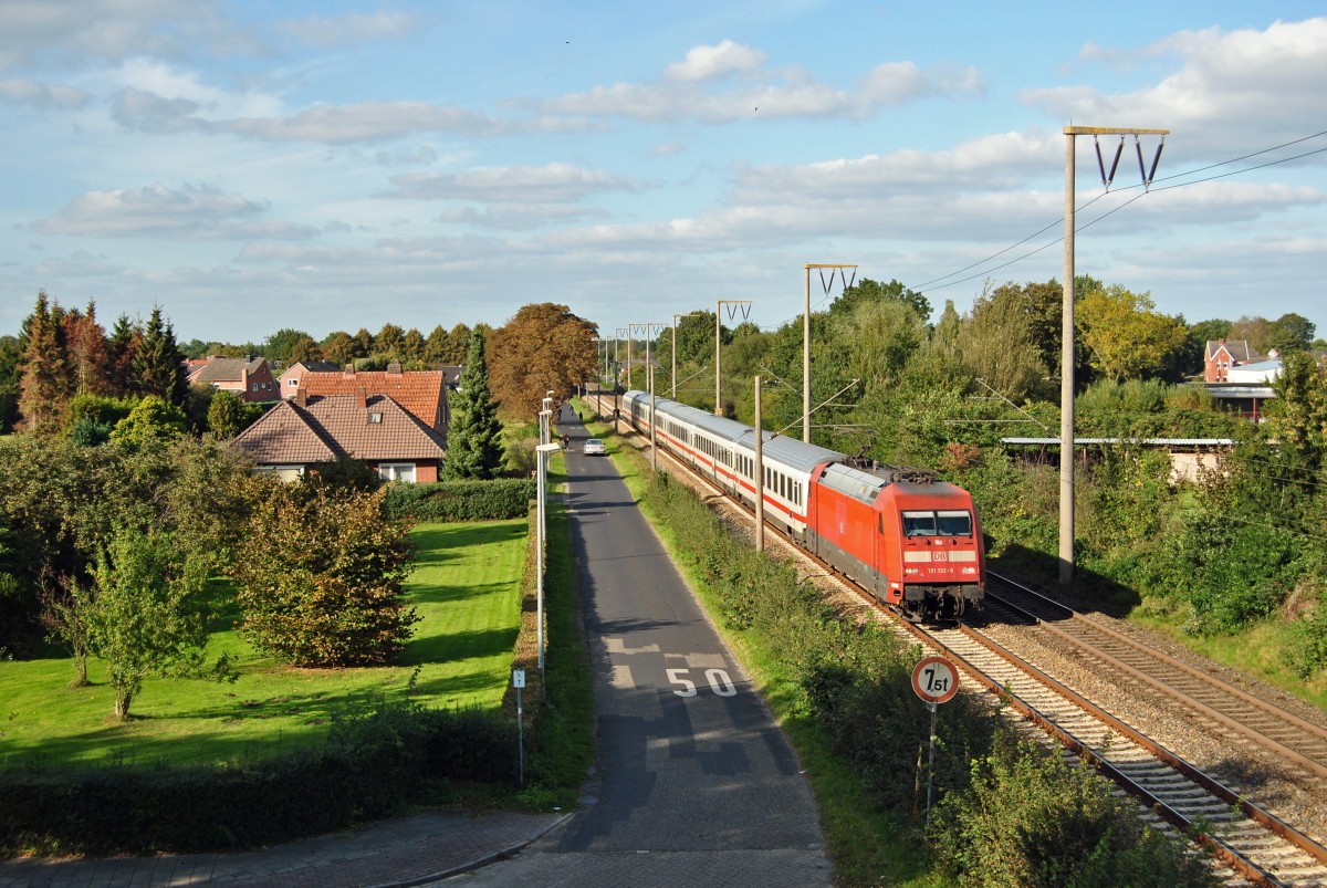 101 132-9 fuhr am 22.09.2014 mit dem IC 2435 von Norddeich Mole nach Leipzig, hier in Leer.