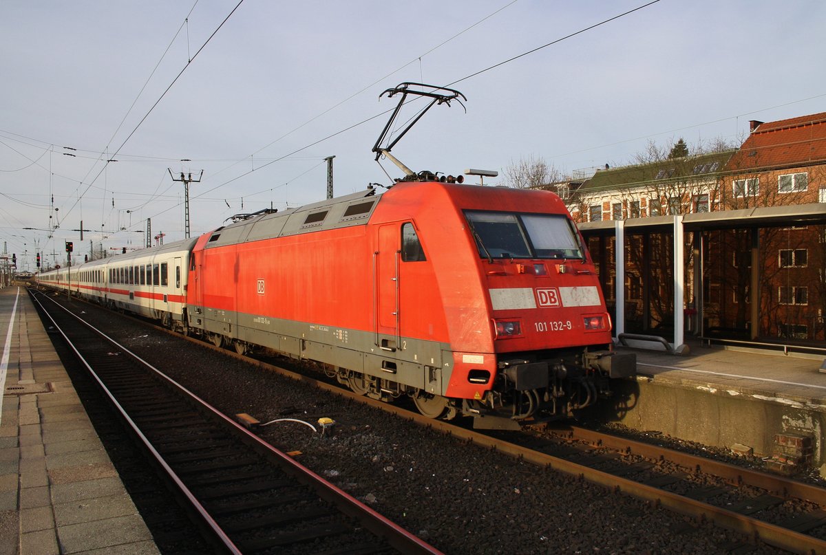 101 132-9 schiebt am 25.3.2017 den IC2321 nach Koblenz Hauptbahnhof aus dem Bahnhof Hamburg-Altona. 