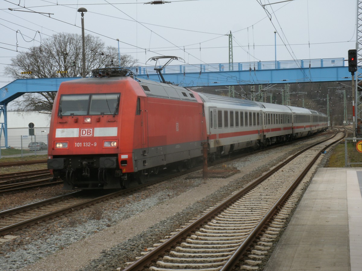 101 132 bei der Einfahrt,mit dem IC 2377 Binz-Frankfurt/Main Hbf,am 22.März 2014,in Bergen/Rügen. 
