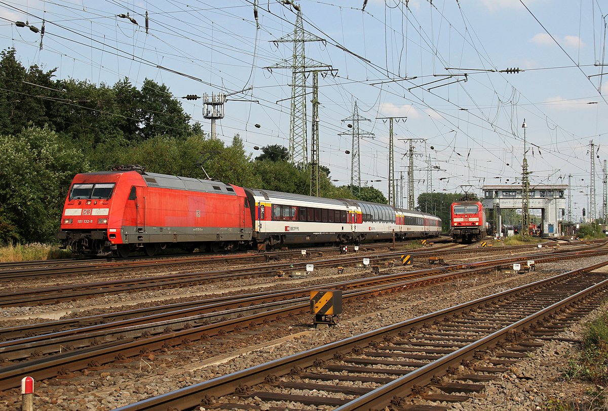 101 132 mit dem aufgrund eines PU´s bei Roisdorf umgeleiteten EC8 in Gremberg am 05.07.2017