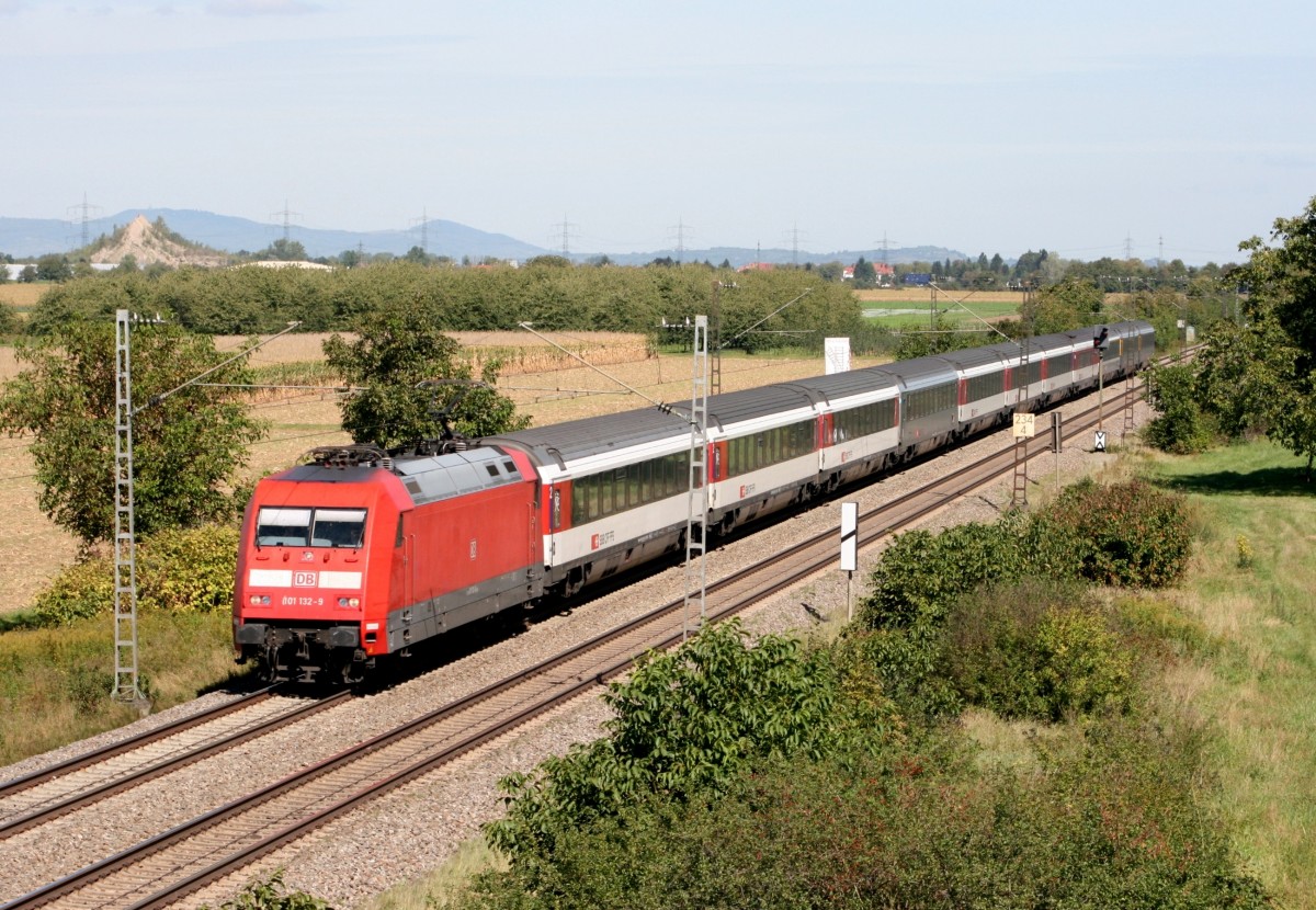 101 132 mit EC 7 (Hamburg-Altona–Chur) am 20.09.2012 zwischen Buggingen und Mllheim (Baden)