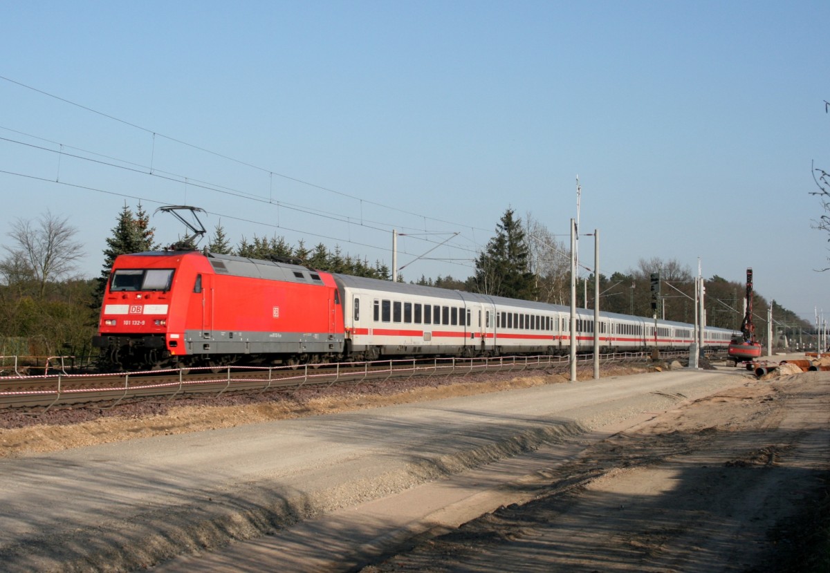 101 132 mit IC 1078 (Stuttgart Hbf–Hamburg-Altona) am 22.03.2012 in Radbruch