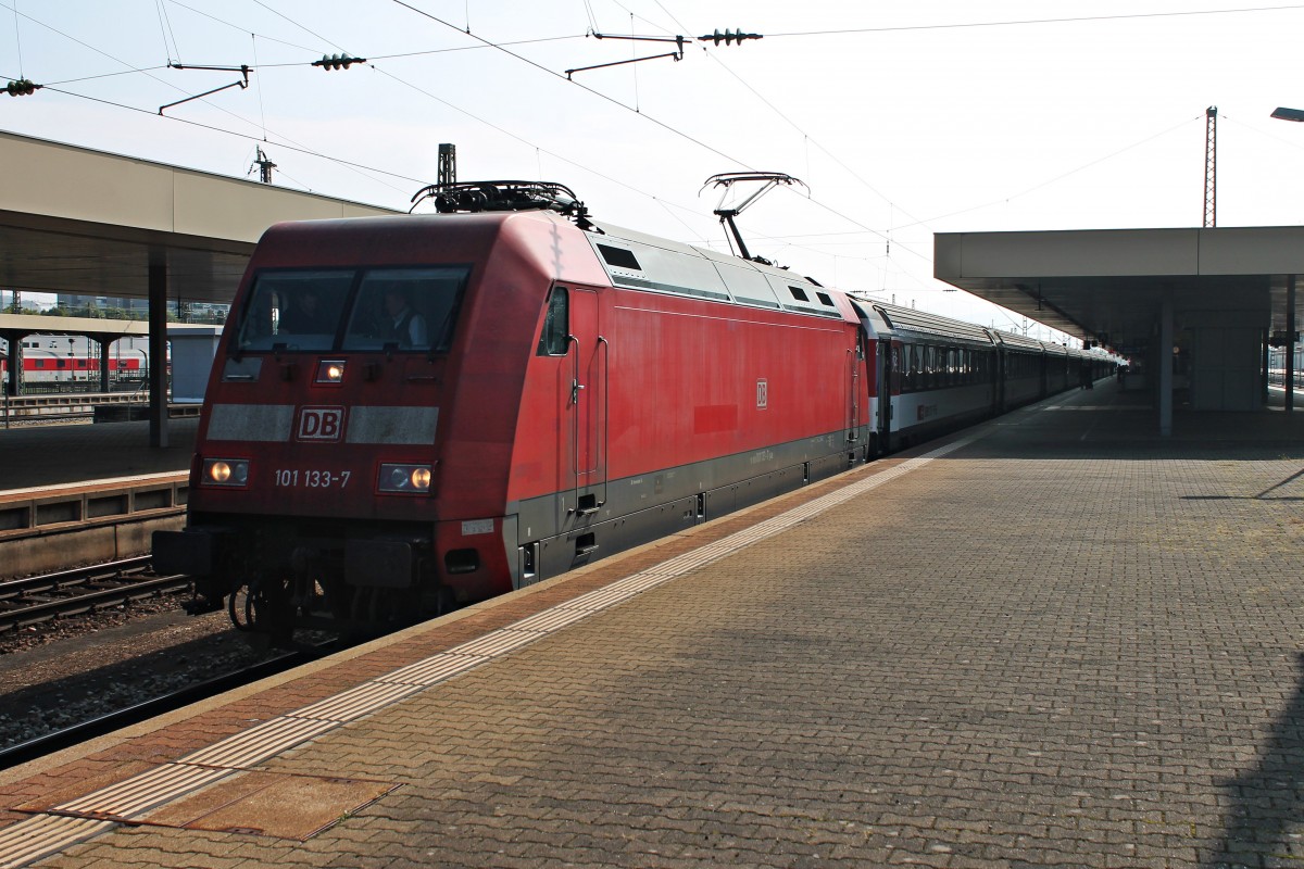 101 133-7 am 04.10.2014 kurz nachdem kuppeln an den Wagenpark des EC 8 (Zürich HB - Hamburg Altona) in Basel Bad Bf. An diesem Wochende fuhren die EuroCitys mit den Schweizer Re 460 ohne Halt an Basel SBB direkt nach Basel Bad Bf vorbei.