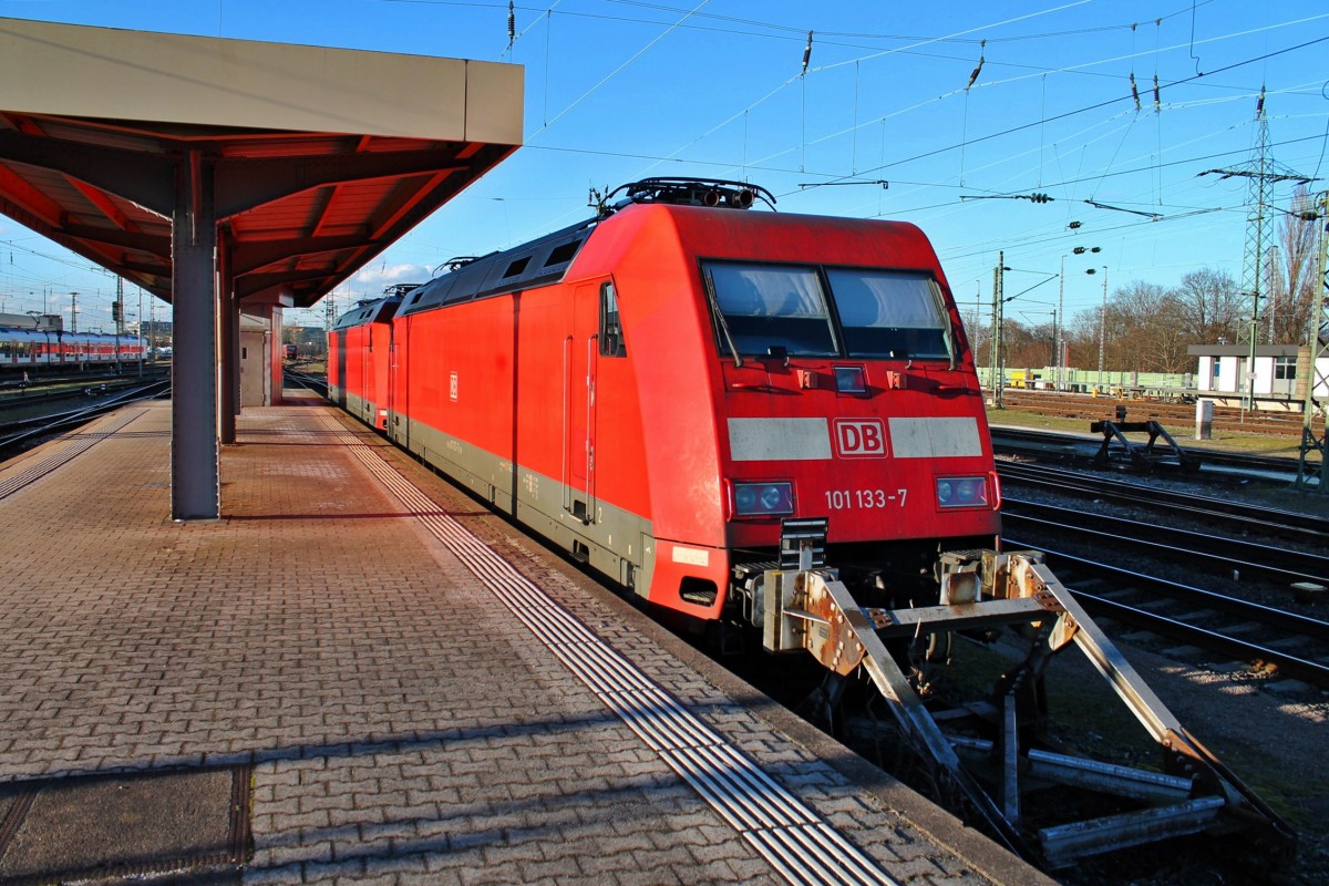 101 133-7 am 28.01.2014 mit der 101 052-9 zusammen auf einem Stumpfgleis zwischen den Gleis 8 und 9 in Basel Bad Bf und warten auf ihre nächsten Einsätze.