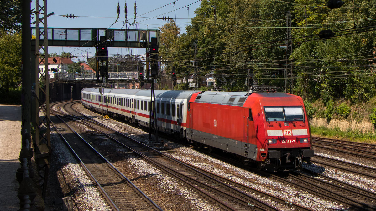101 133-7 mit einem IC. Aufgenommen am 27. Juli 2018 in Offenburg. 