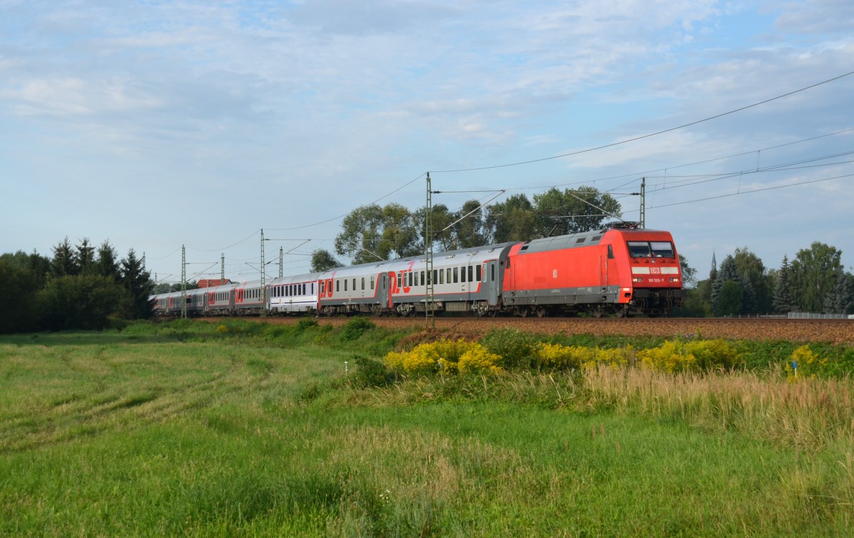 101 133 bespannte am 30.08.15 den EN 453 bis Berlin. Hier passiert der aus russischen Schlafwagen gebildete Zug Gräfenhainichen Richtung Wittenberg.