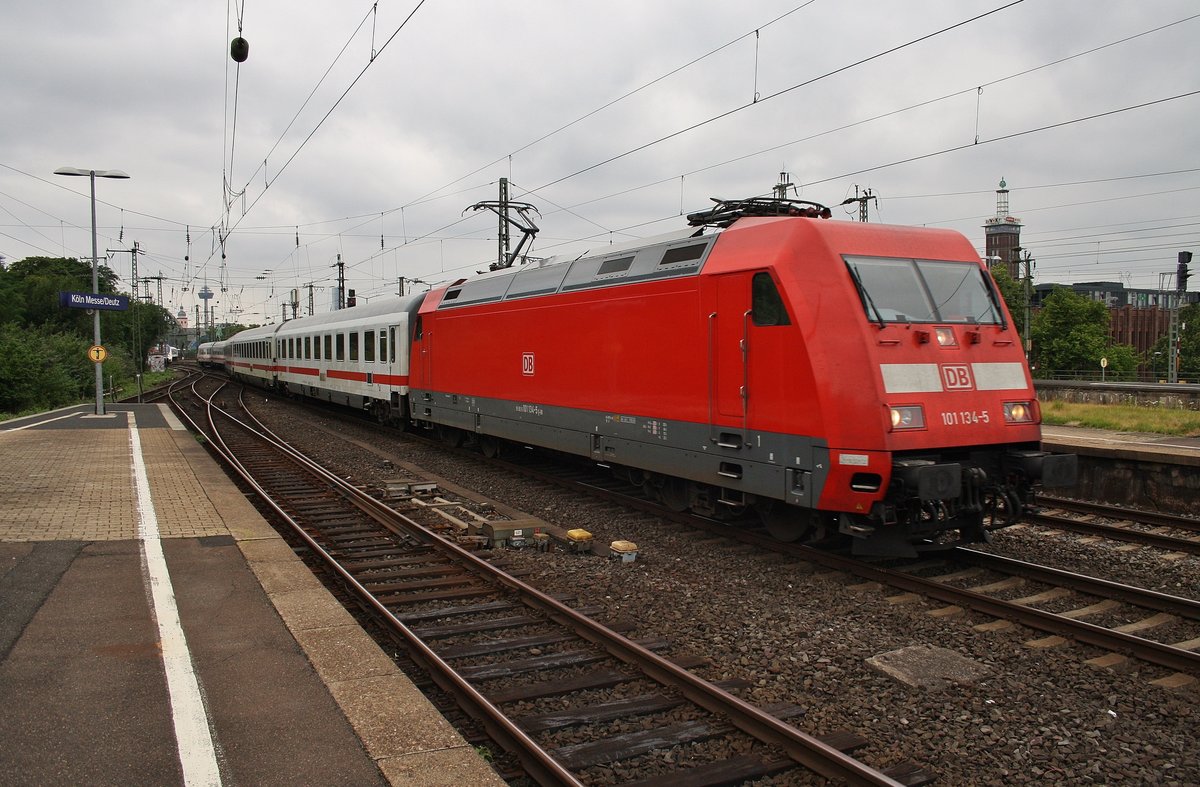101 134-5 durchfährt am 2.7.2017 mit dem IC1914 von Köln Hauptbahnhof nach Berlin Ostbahnhof den Bahnhof Köln Messe/Deutz in Richtung Osten. 