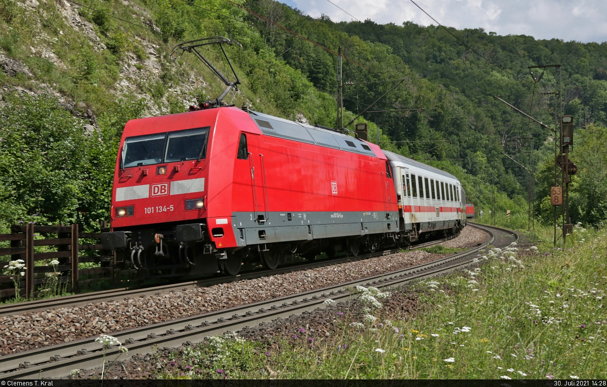 101 134-5 lässt sich mit 101 027-1 am Zugschluss die Geislinger Steige herunterrollen.

🧰 DB Fernverkehr
🚝 IC 2266 (Linie 60) München Hbf–Karlsruhe Hbf
🚩 Bahnstrecke Stuttgart–Ulm (Filstalbahn | KBS 750)
🕓 30.7.2021 | 14:28 Uhr