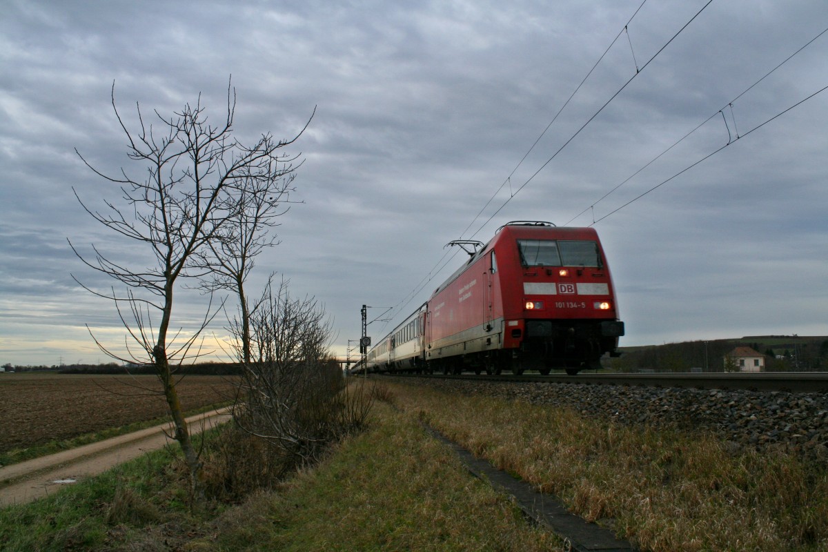 101 134-5 mit dem EC 9 von Hamburg-Altona nach Zrich HB am Nachmittag des 06.01.14 sdwestlich von Hgelheim.