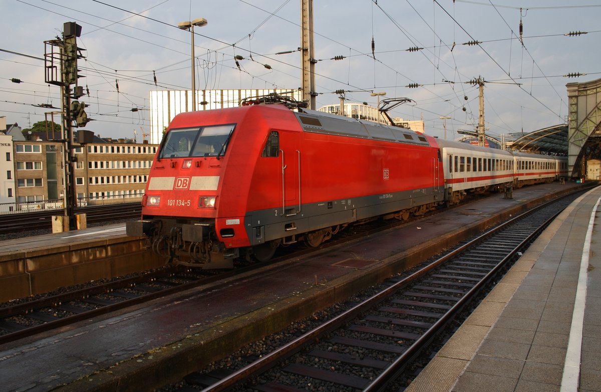 101 134-5 steht am Abend des 1.7.2017 mit dem IC2315 von Westerland(Sylt) nach Frankfurt(Main) Hauptbahnhof im Kölner Hauptbahnhof.

