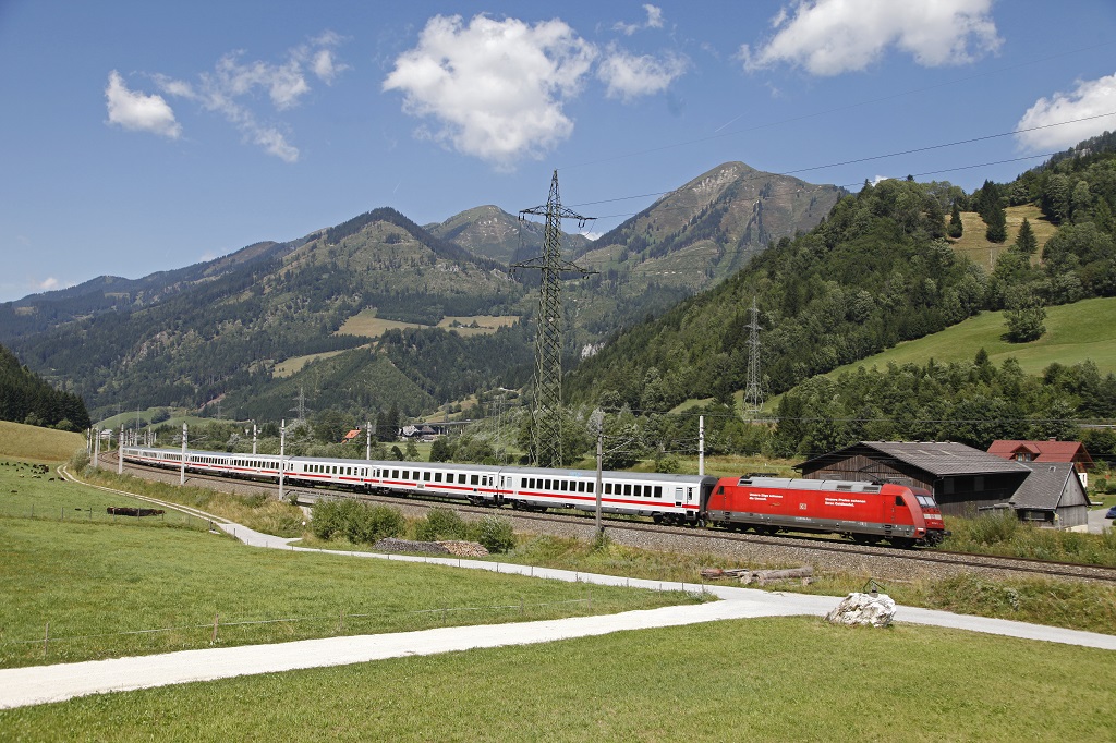 101 134 mit EC216 hat am 16.08.2013 soeben den Scheitelpunkt der Strecke bei Wald am Schoberpass erreicht.