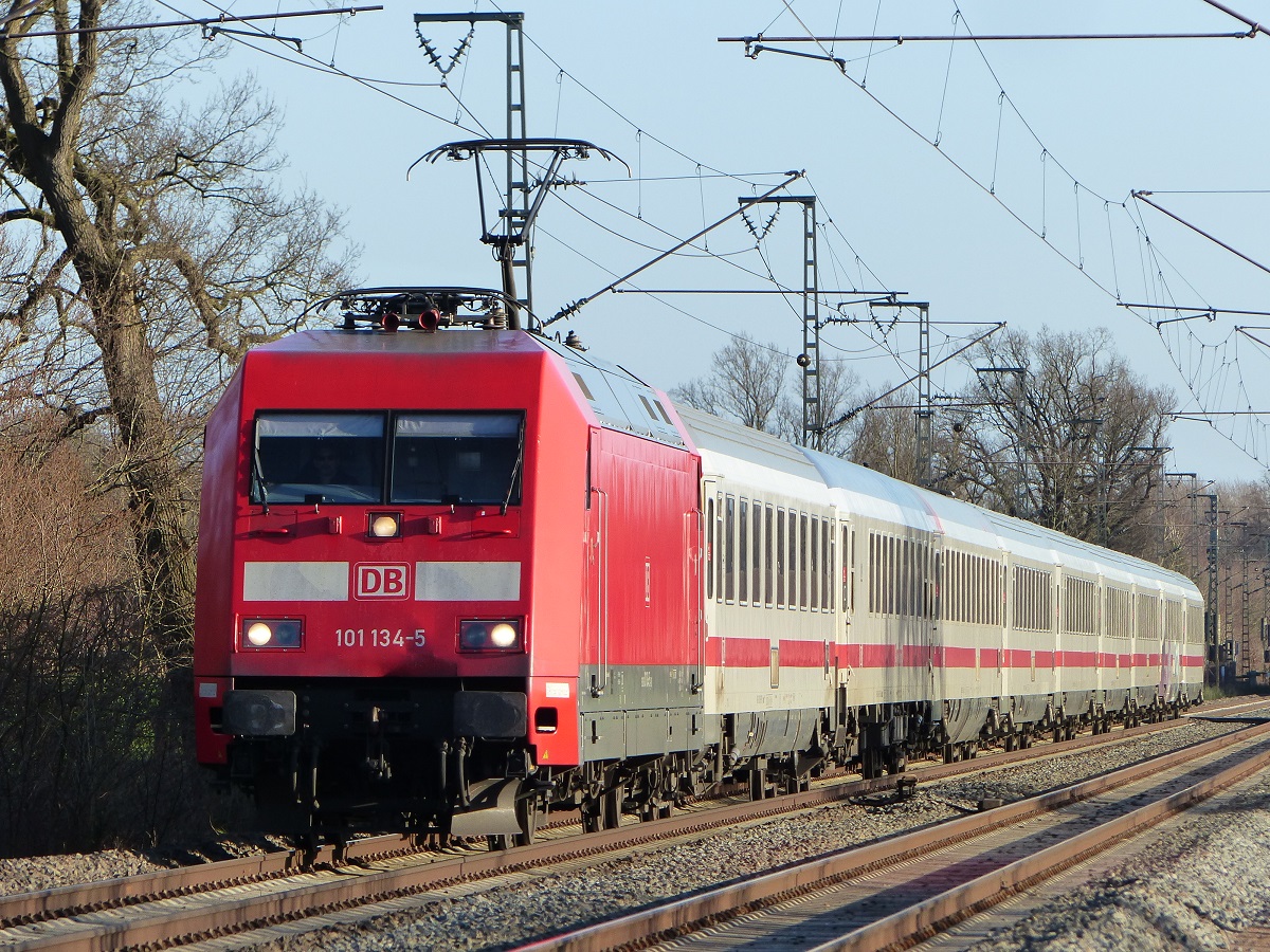 101 134 mit IC Berlin - Amsterdam bei Salzbergen, 23.02.2022