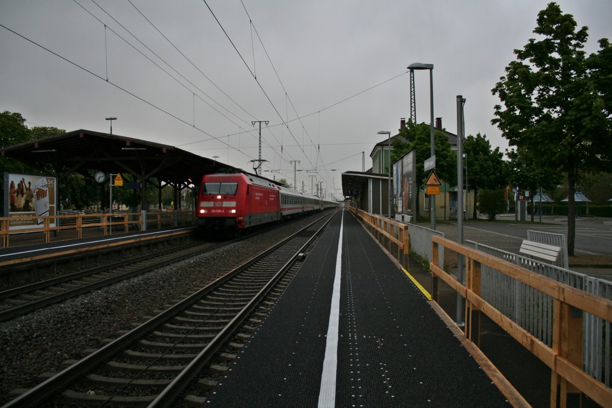 101 135-2 mit dem CNL 1259 von Berlin-Lichtenberg nach Zrich HB am Morgen des 18.04.14 im Bahnhof Mllheim (Baden).