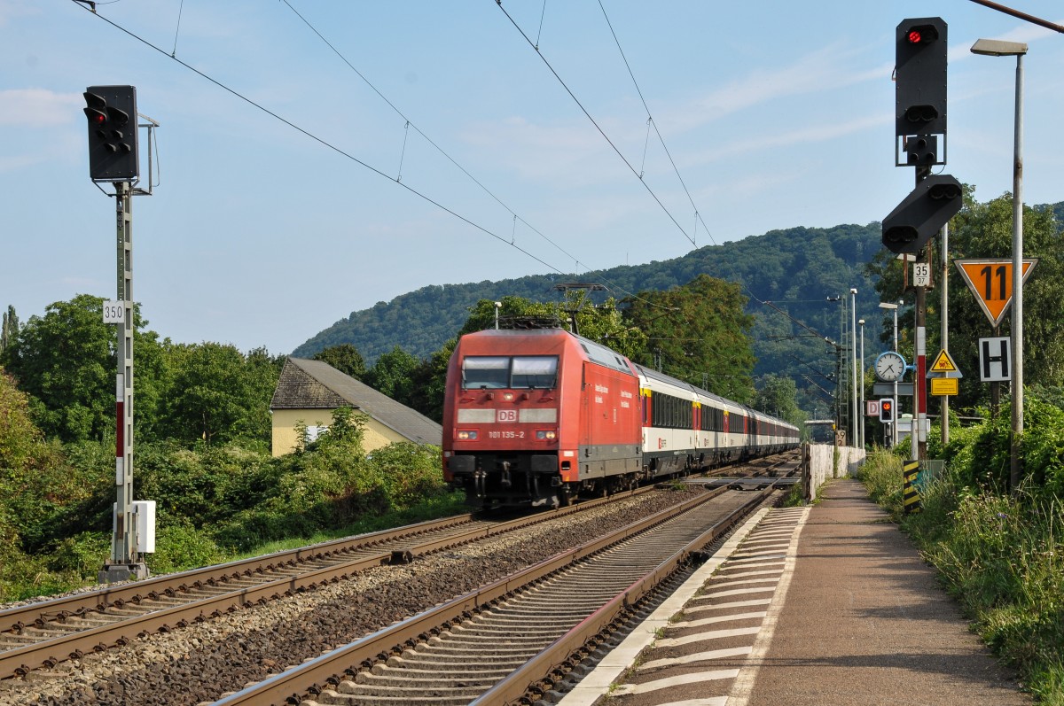 101 135-2 rauscht am 22/08/2015 mit seinem IC durch Namedy gen Köln.