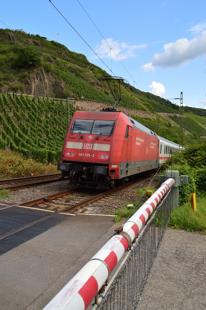 101 135-2 schiebt einen IC hinter Boppard in Richtung Koblenz.
Samstag 23.8.2014