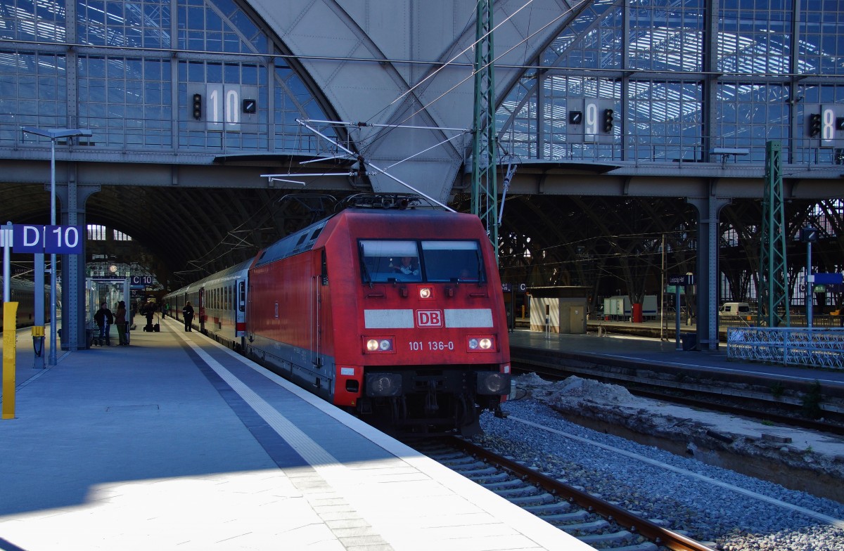 101 136-0 ist am 02.10.15 als IC 2443 in Richtung Dresden Hbf. unterwegs gesehen in Leipzig Hbf.