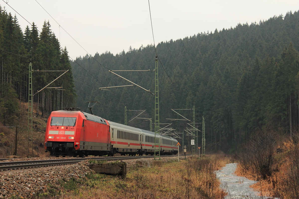101 136-0 DB bei Steinbach im Frankenwald am 03.12.2015.