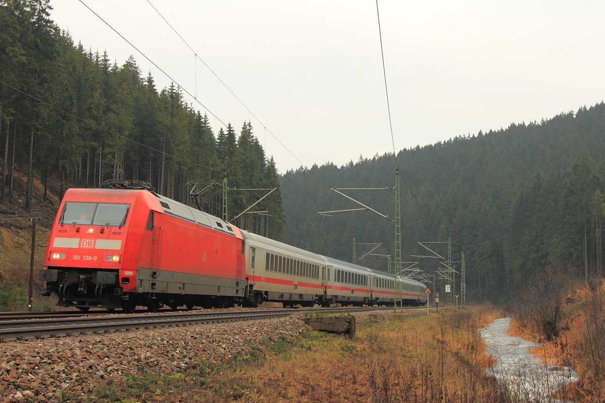 101 136-0 DB bei Steinbach im Frankenwald am 03.12.2015.