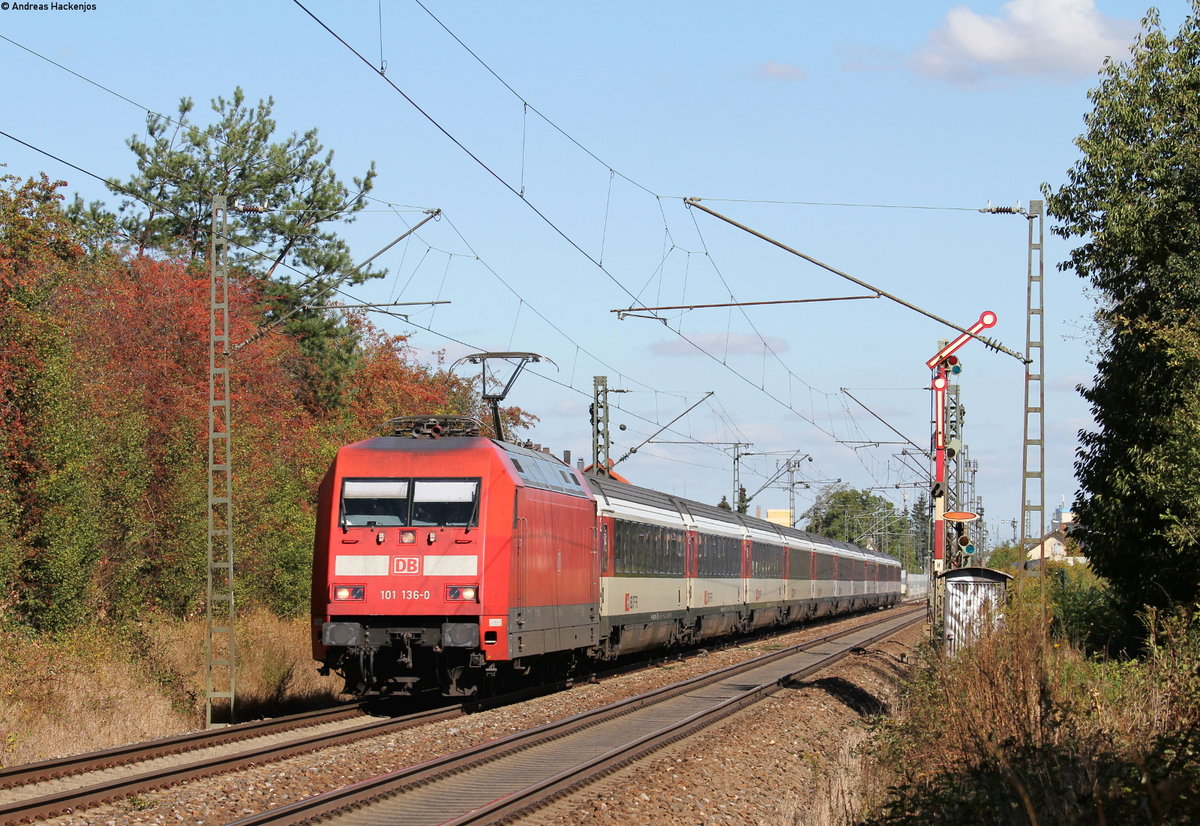 101 136-0 mit dem EC7 (Hamburg Altona-Interlaken Ost) bei Durmersheim 25.9.18