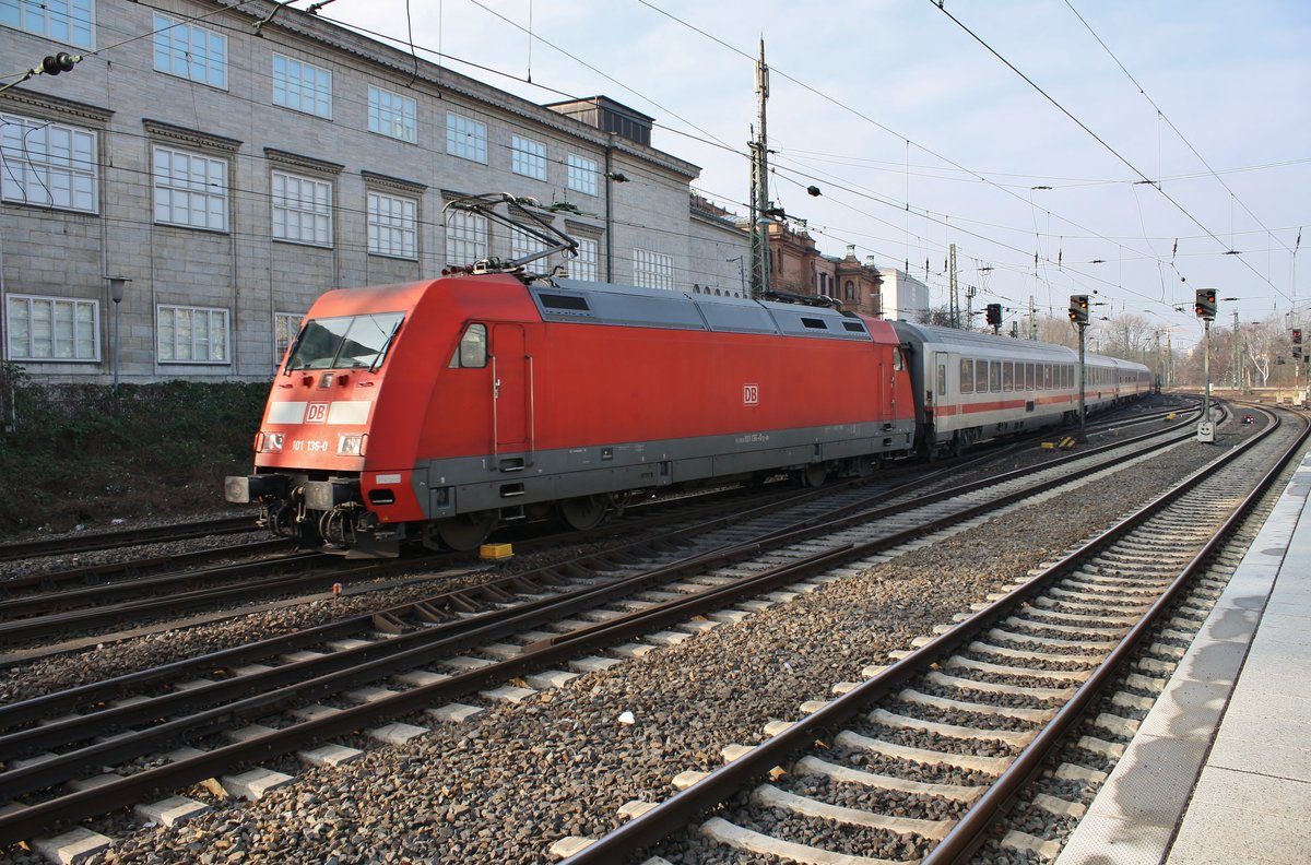 101 136-0 schiebt am 10.2.2018 den IC2310 von Frankfurt(Main) Hauptbahnhof nach Westerland(Sylt) aus dem Hamburger Hauptbahnhof.