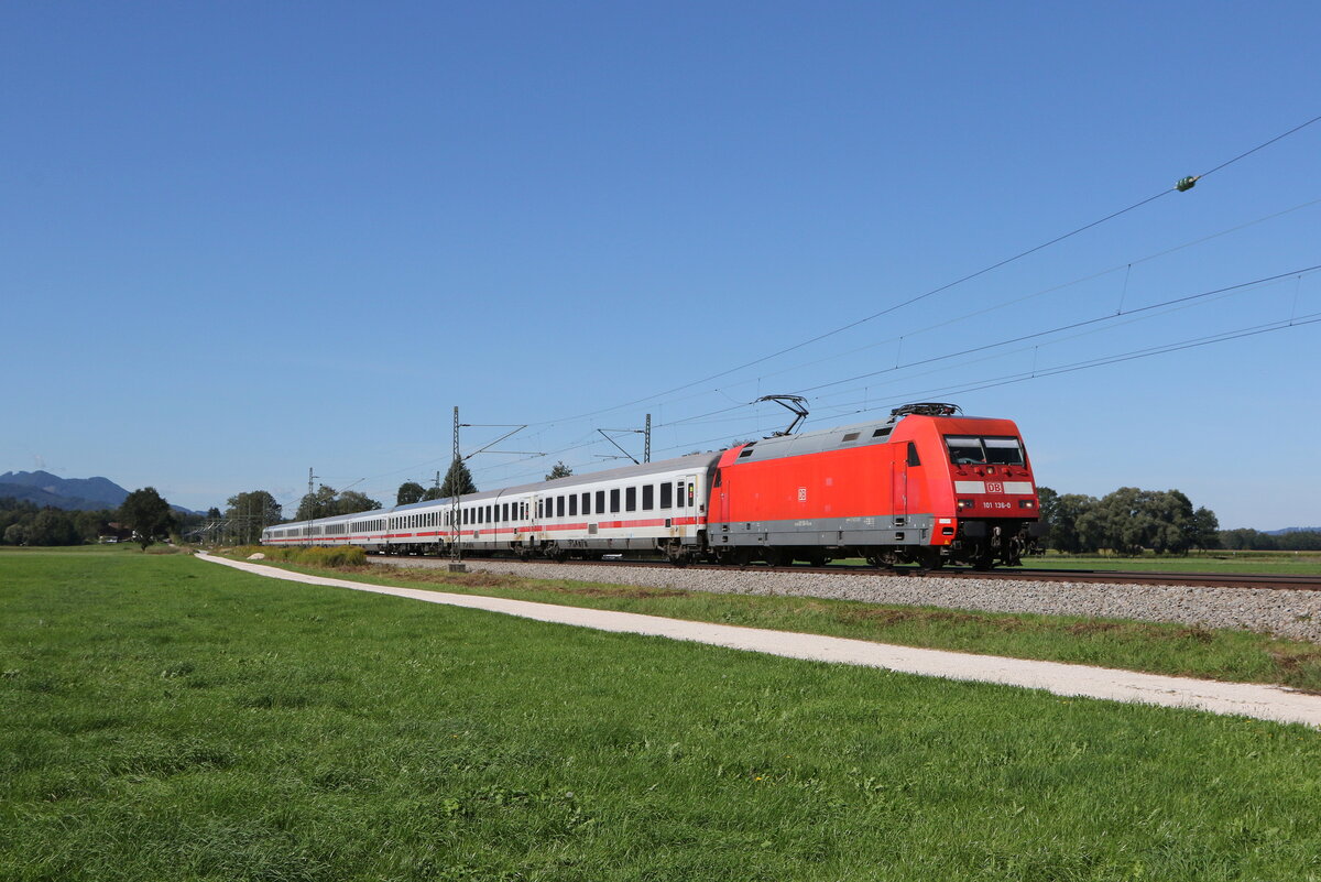 101 136 mit einem  EC  aus München kommend am 12. September 2022 bei Übersee am Chiemsee.