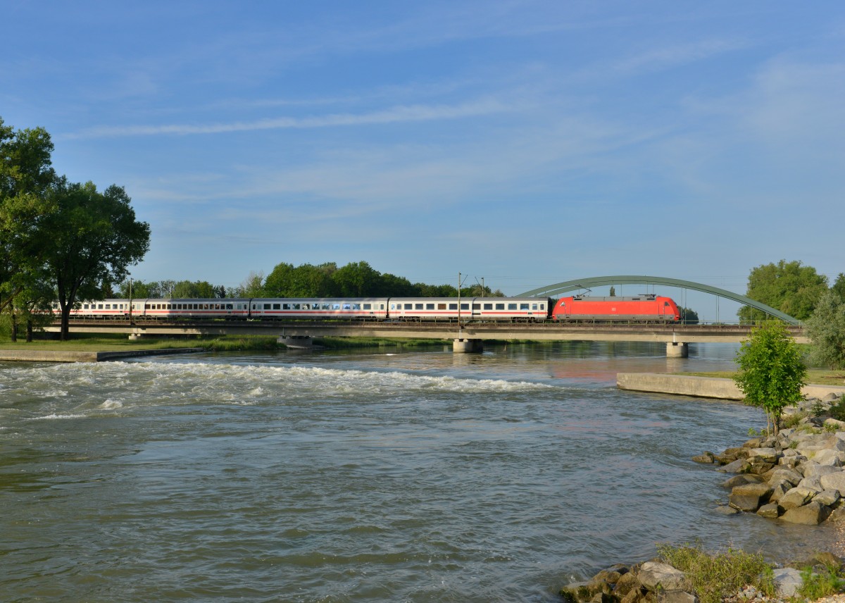 101 136 mit IC 2024 am 31.05.2015 auf der Isarbrücke bei Plattling. 
